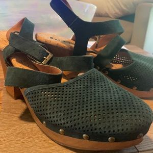 NWT Korks green suede clogs, sz 10